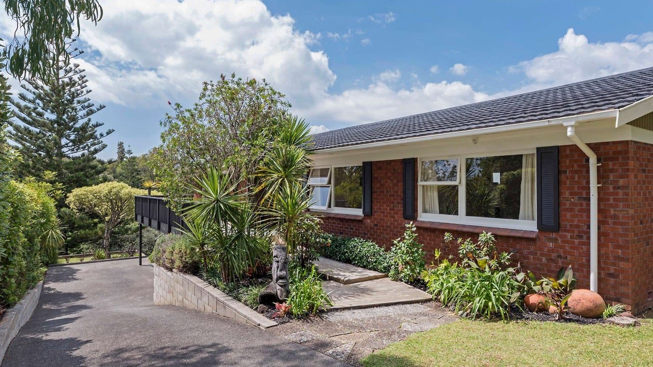 23 Charles Dickens Drive, Mellons Bay, Auckland - Carousel 1