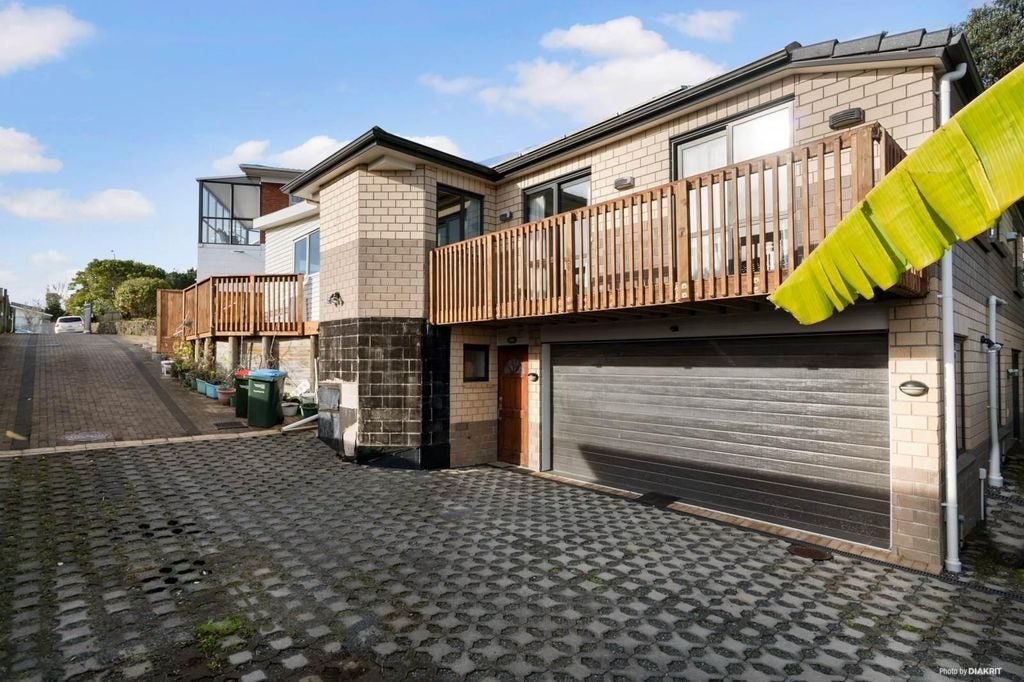 9 Florence Daly Place, Mount Roskill, Auckland - Carousel 1