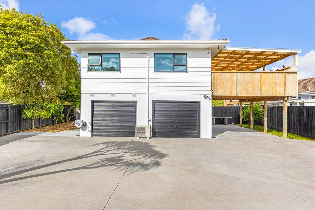 9 Redlands Grove, Swanson, Auckland - Carousel 1