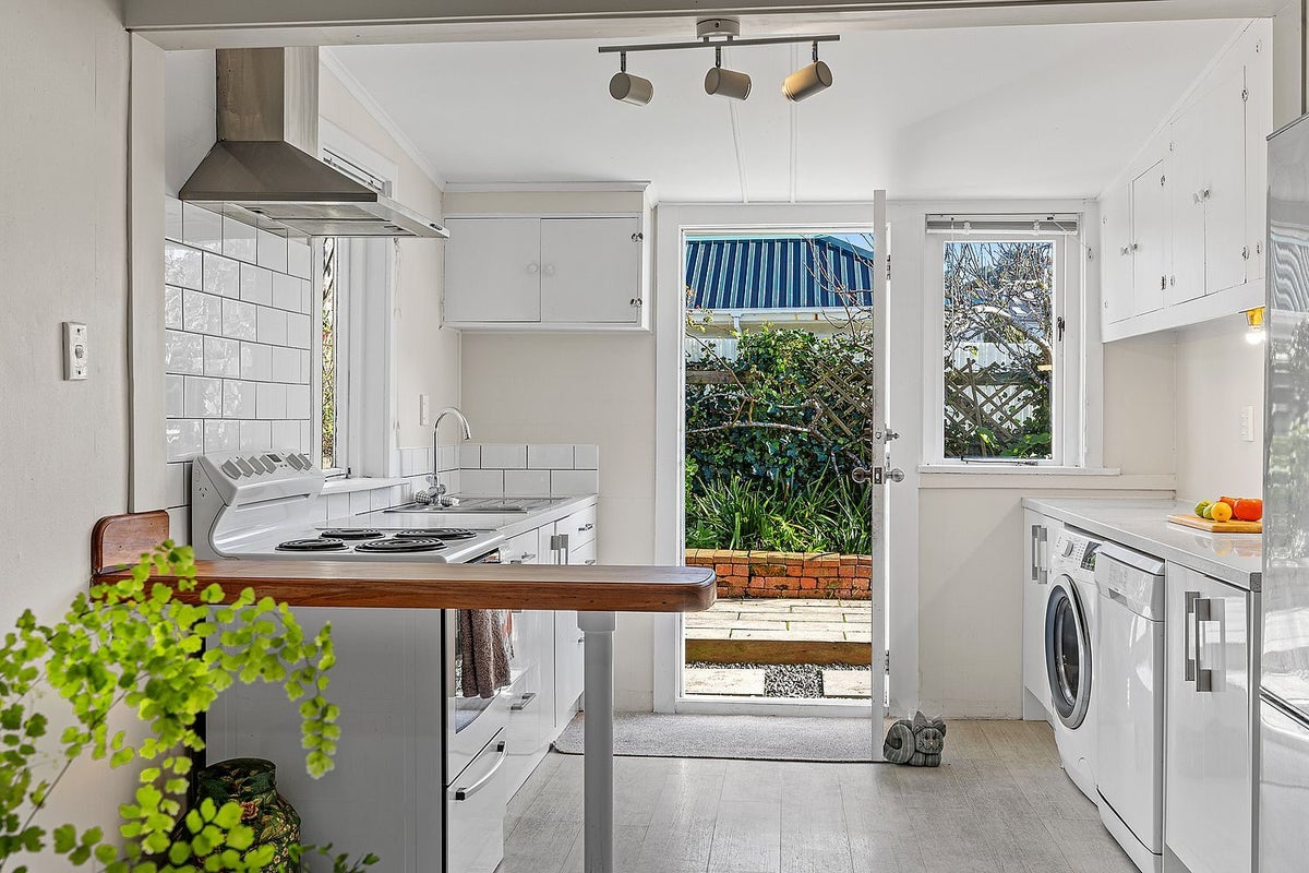 10 Rimu Road, Kelburn, Wellington - Carousel 1