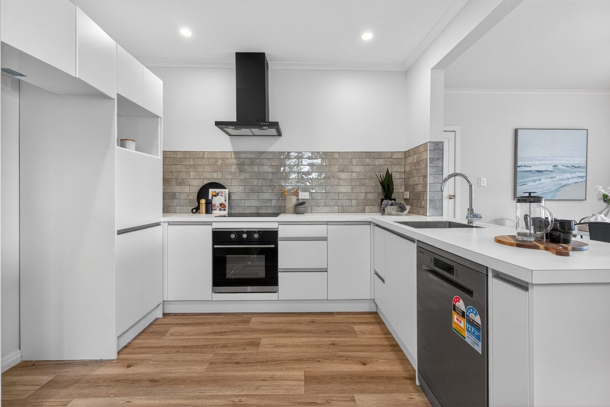 33 Woodvale Grove, Fairfield, Lower Hutt - Carousel 2