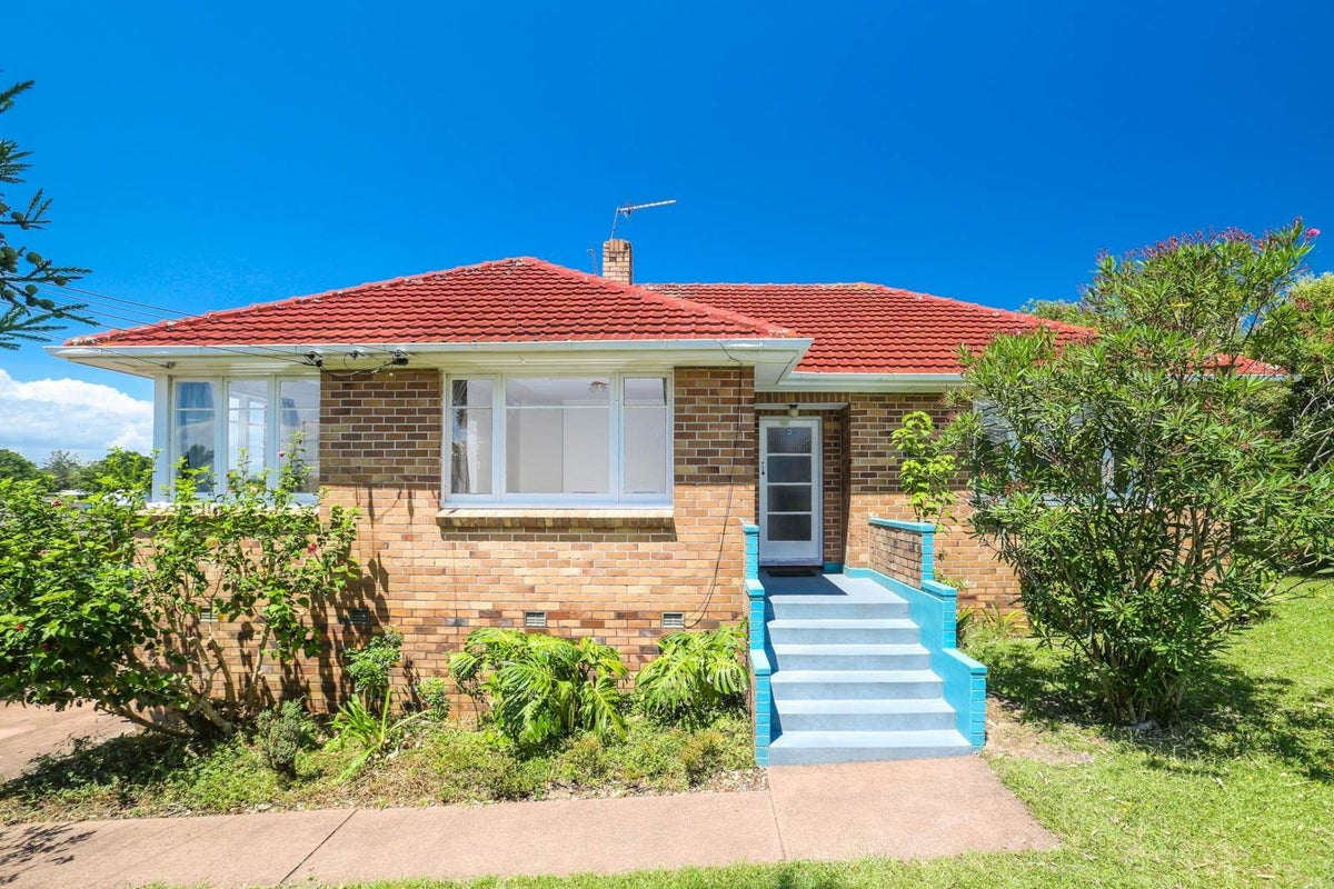 64 Hutchinson Avenue, New Lynn, Auckland - Carousel 1