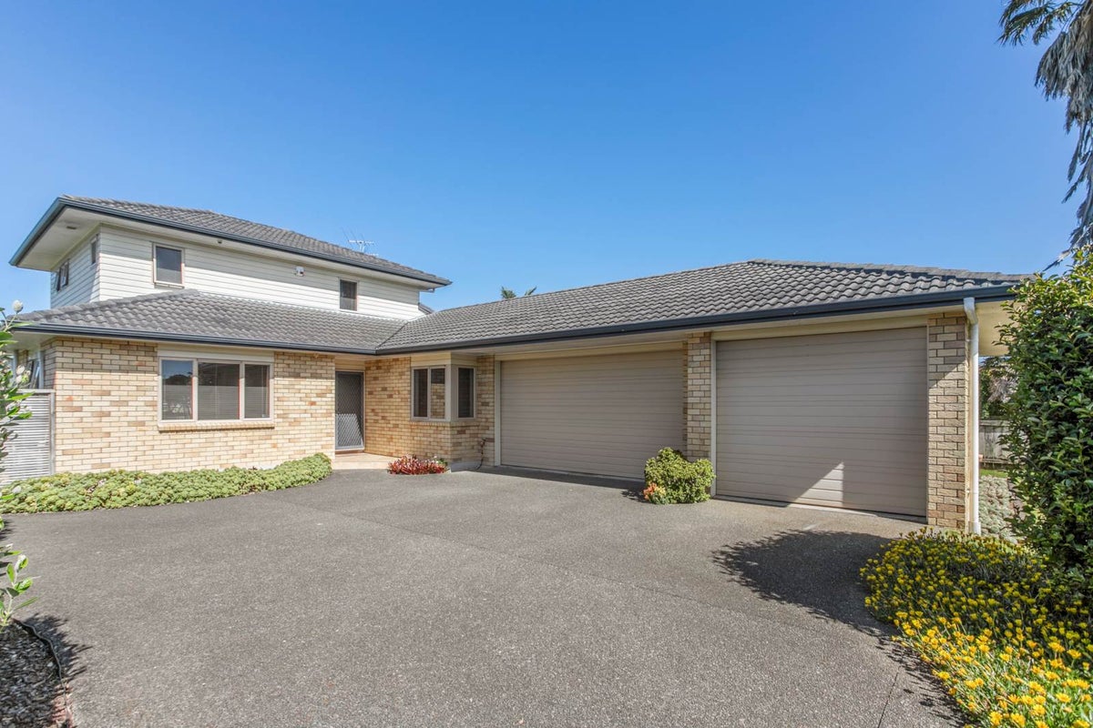 26 Beach Road, Te Atatu Peninsula, Auckland - Carousel 1
