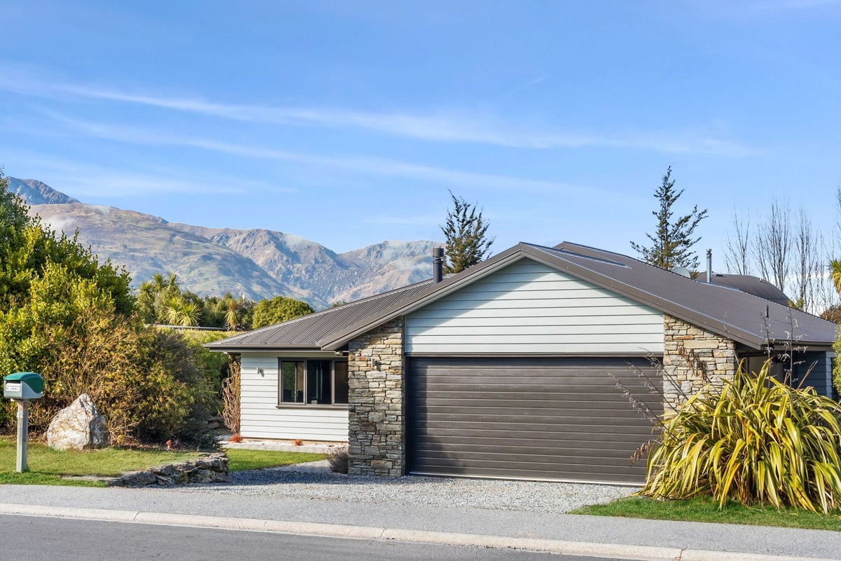 82 Nichol Street, Wanaka - Carousel 1