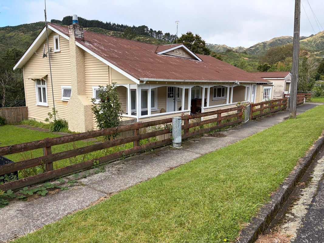 3 Hay Street, Shannon, Palmerston North - Carousel 1