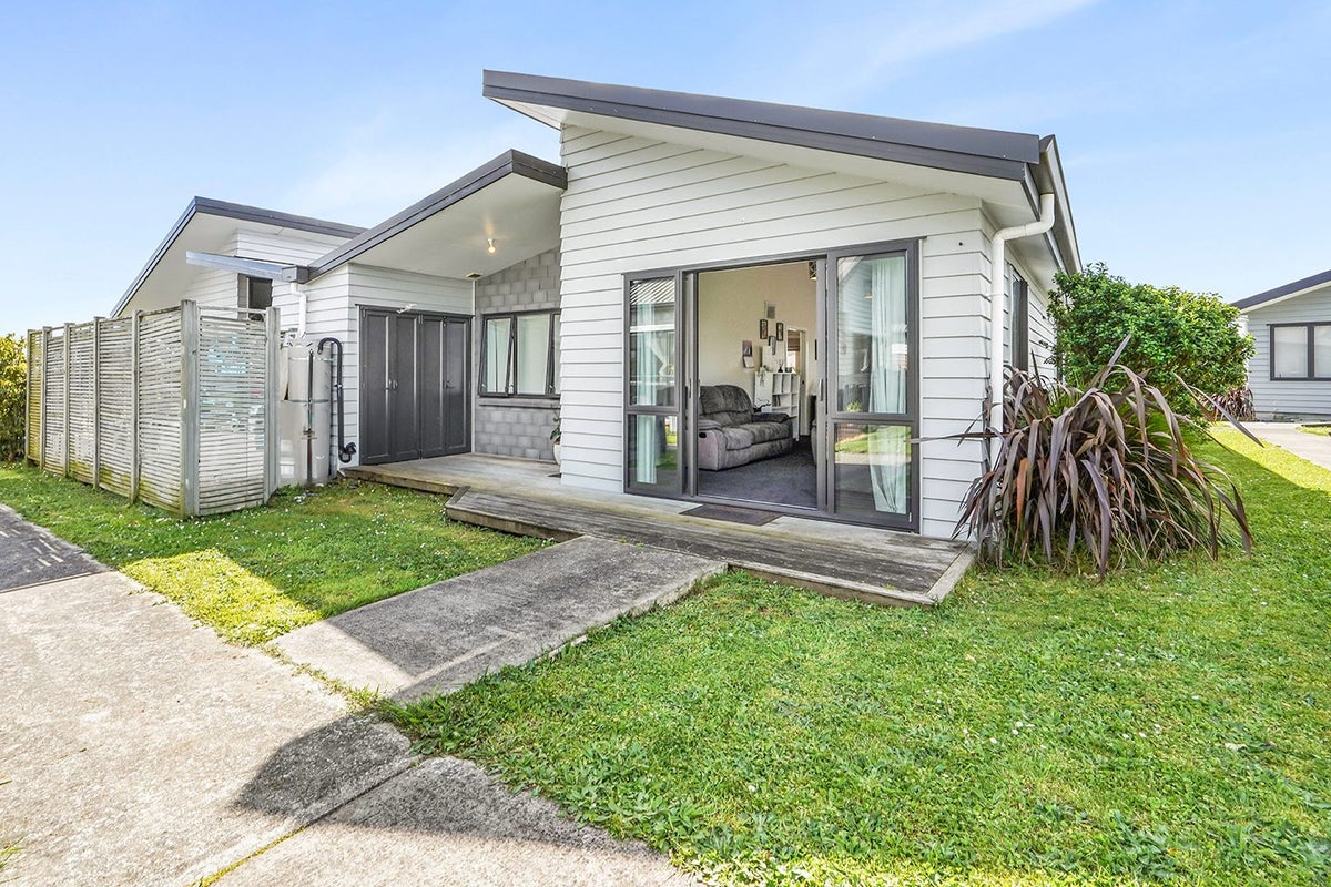 2/4 Shakespeare Avenue, Enderley, Hamilton - Carousel 1