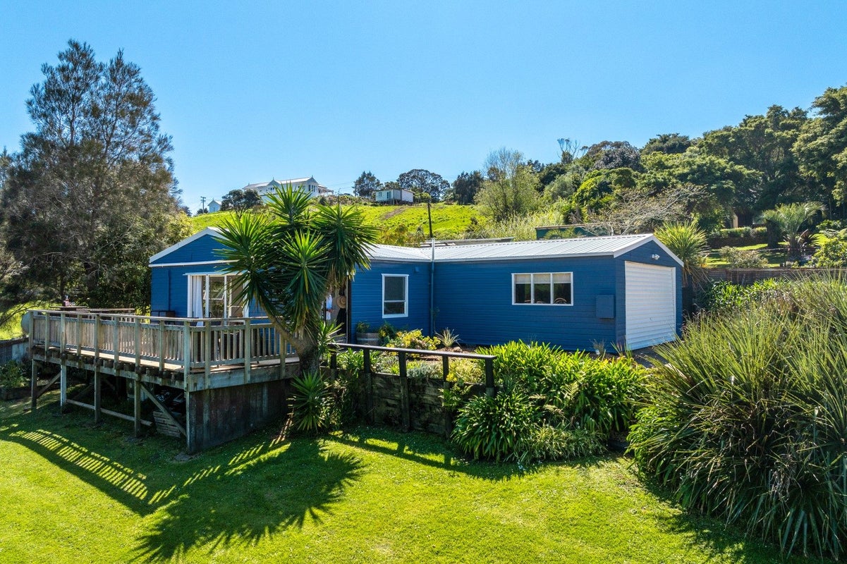 20 Te Makiri Road, Onetangi, Waiheke Island - Carousel 1