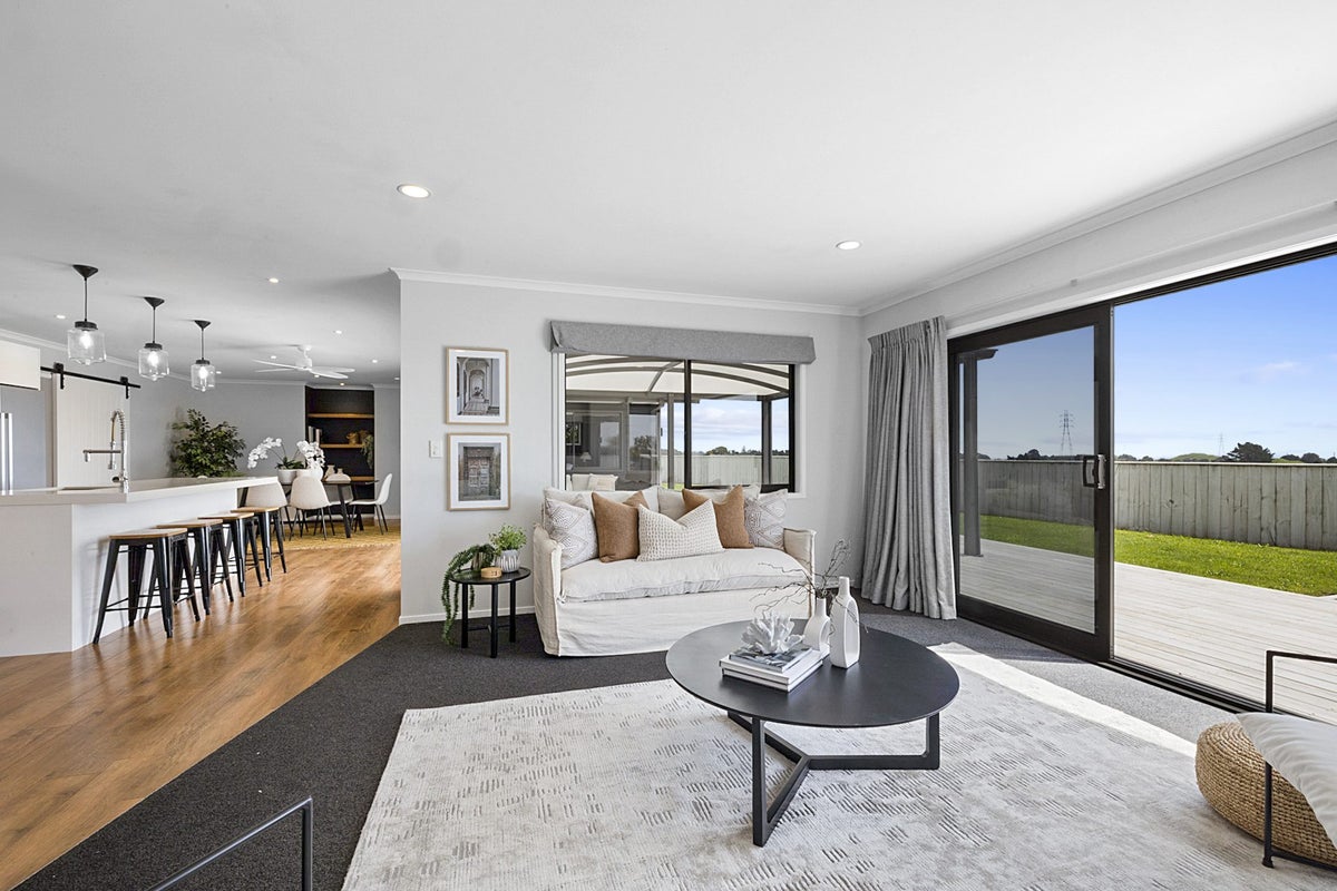 3C Honeyfield Drive, Whalers Gate, New Plymouth - Carousel 2