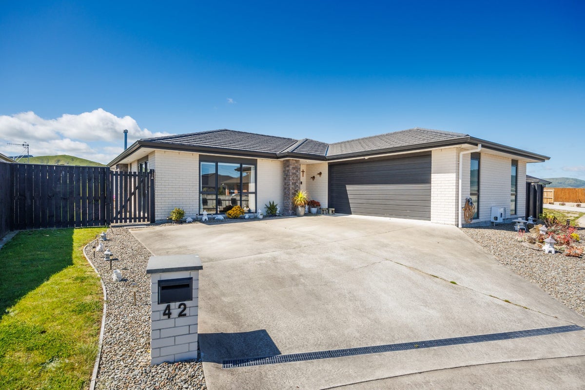 42 Cyprus Place, Fitzherbert, Palmerston North - Carousel 23