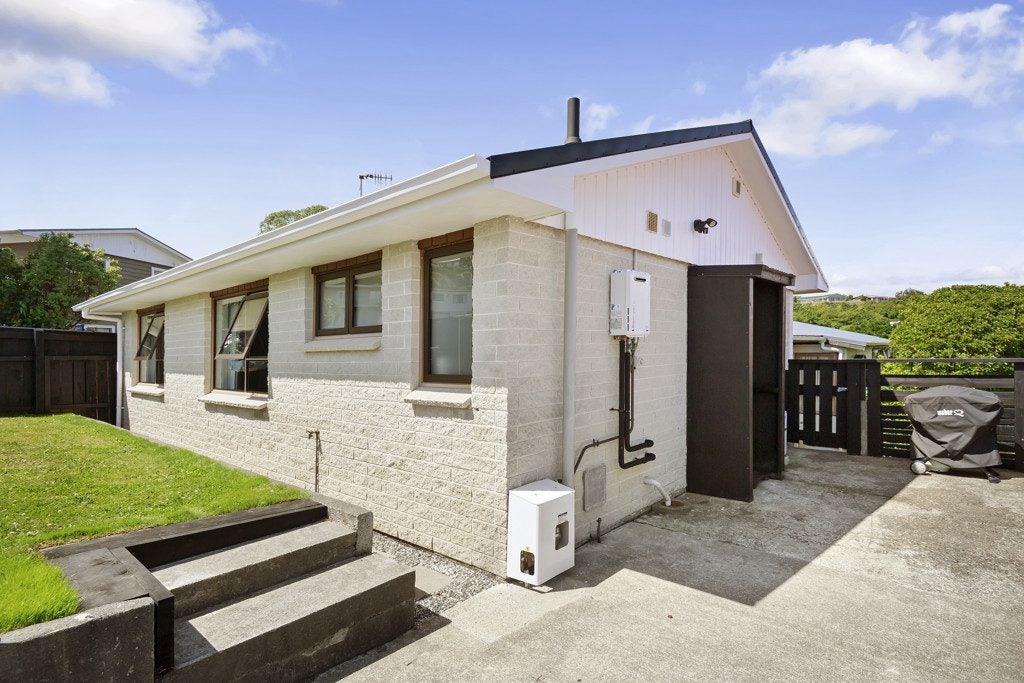 2A Laurel Grove, Maungaraki, Lower Hutt - Carousel 1