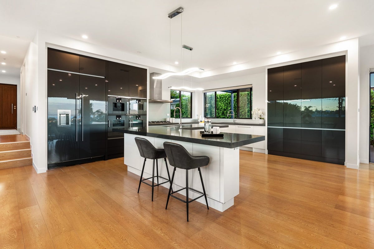 13 Seaview Road, Castor Bay, Auckland - Carousel 2