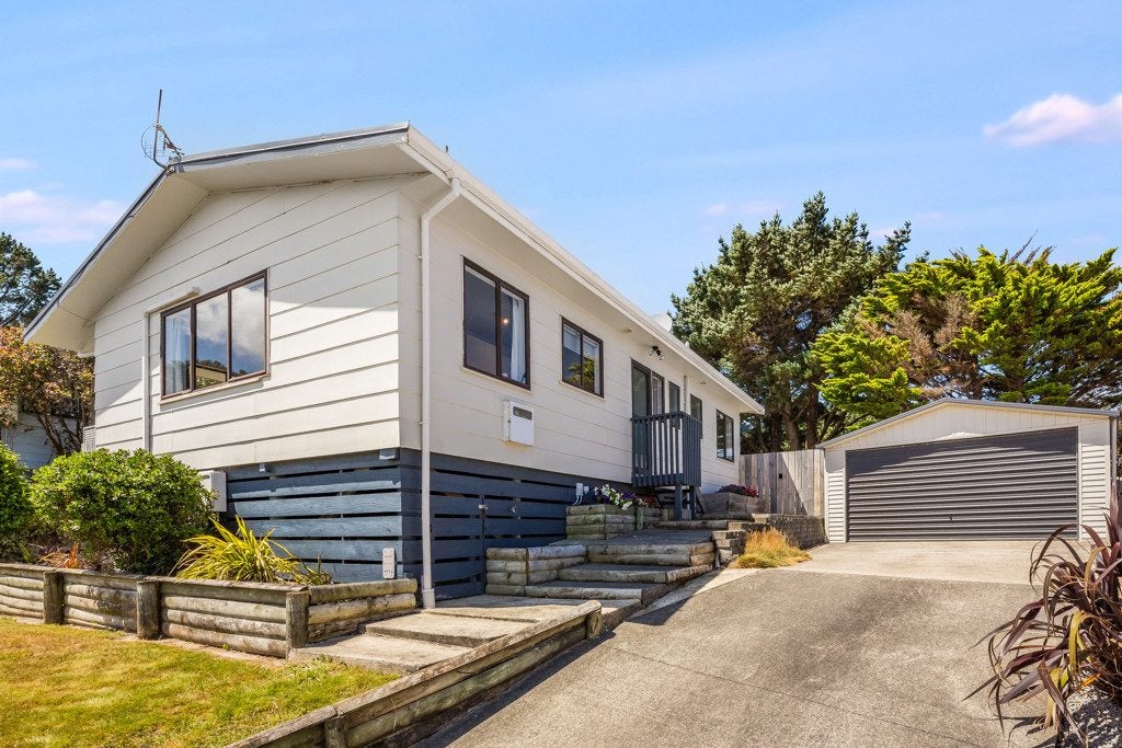 15 Staysail Place, Whitby, Porirua - Carousel 1