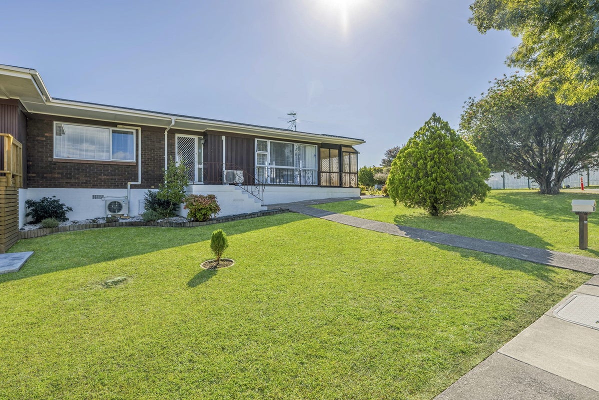 1/2 Suzetta Place, Sunnyhills, Auckland - Carousel 2