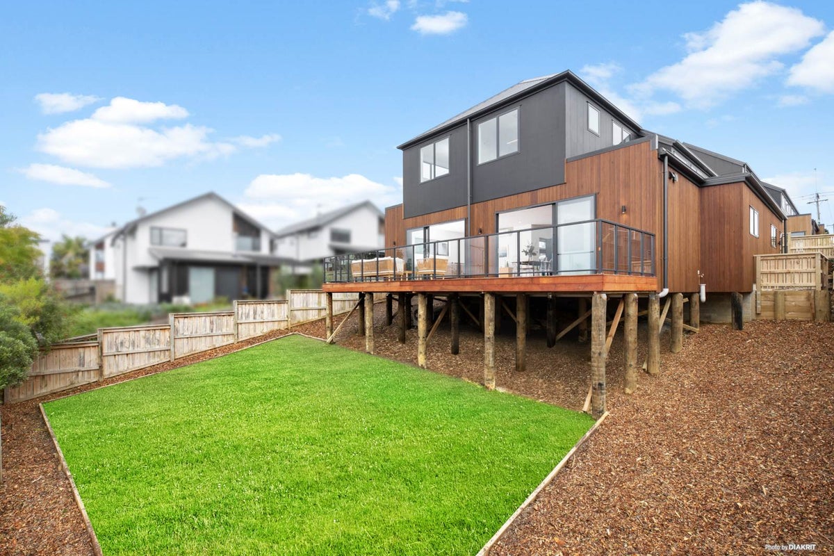 18C Taniwha Street, Wai o Taiki Bay, Auckland - Carousel 2