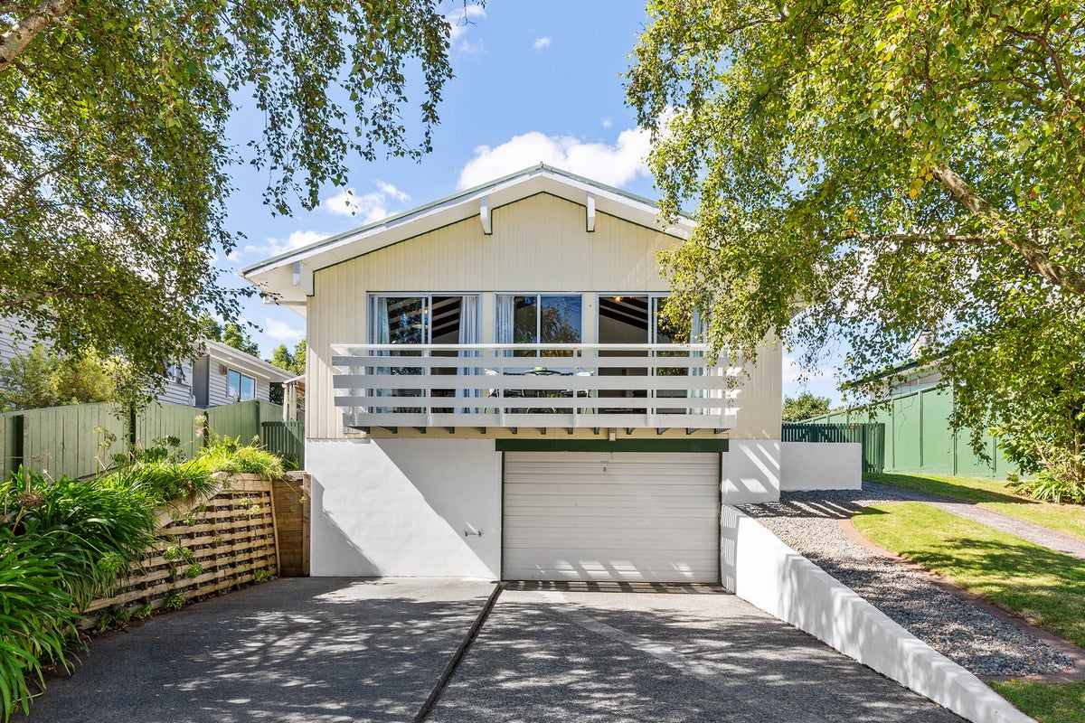 21 Pasadena Crescent, Totara Park, Upper Hutt - Carousel 1