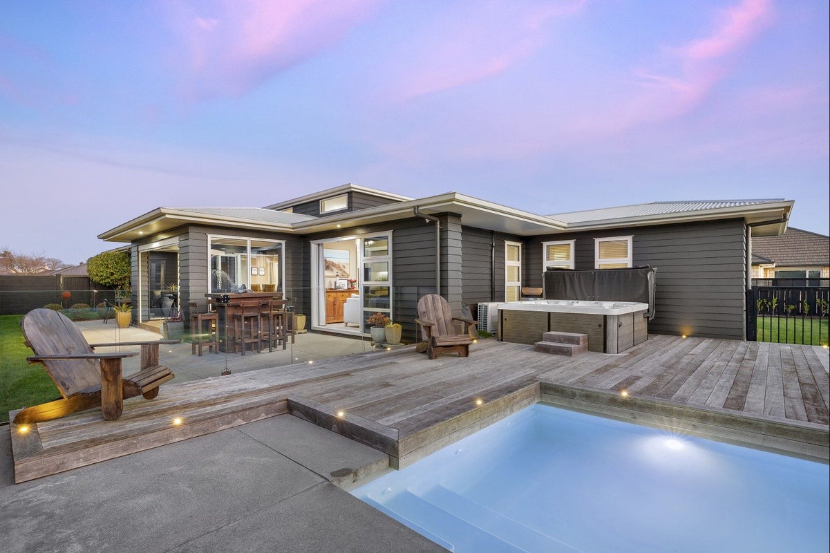 12 Pengover Avenue, Leamington, Cambridge - Carousel 1