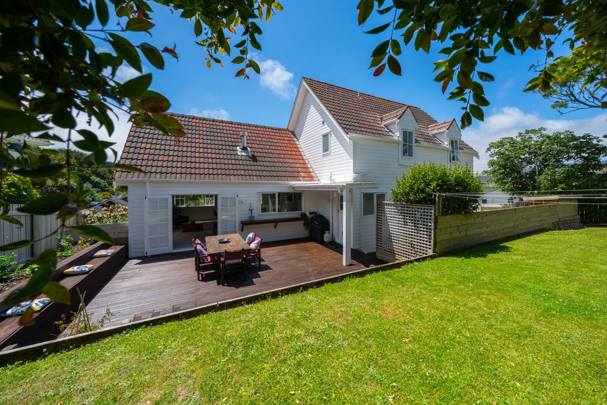 2 Newnham Court, Tawa, Wellington - Carousel 2