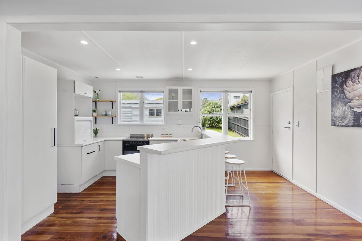 38 Kapuka Road, Mangere Bridge, Auckland - Carousel 2