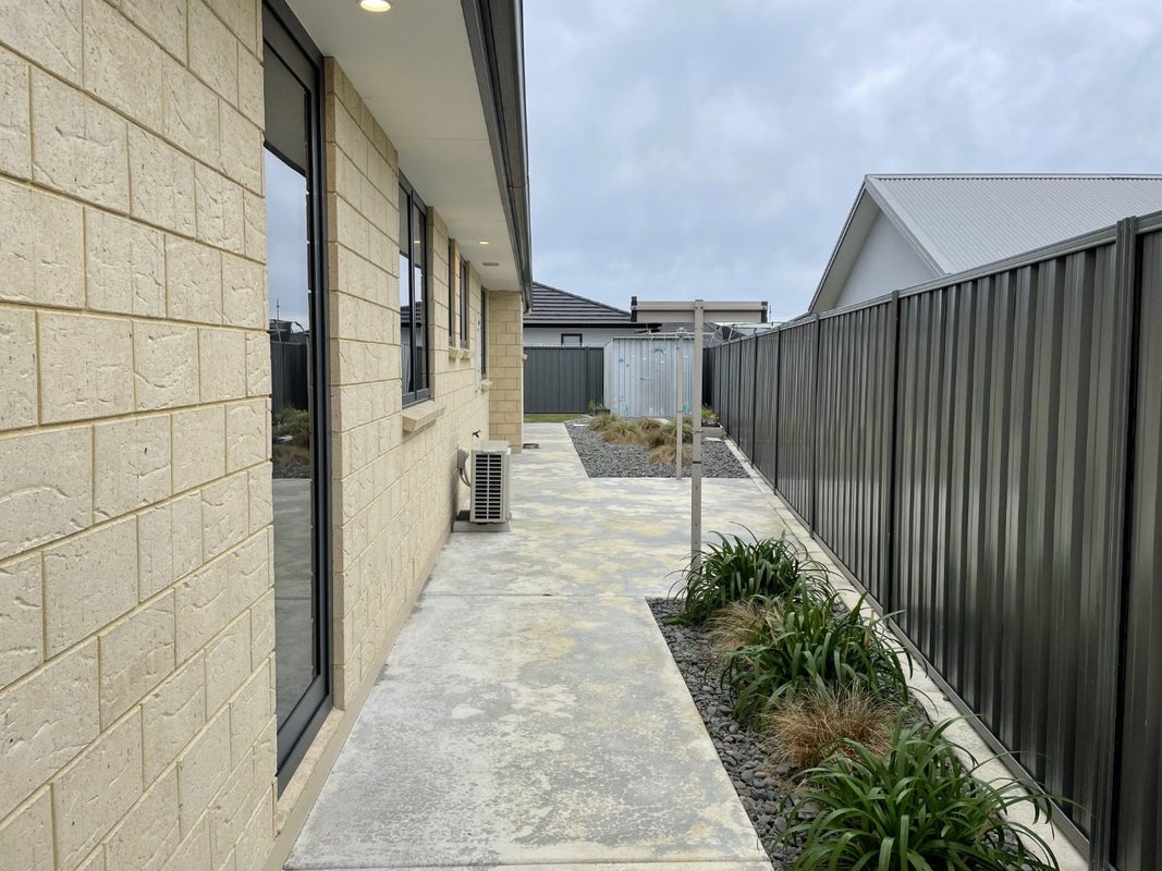 7 Benmore Place, Poraiti, Napier - Carousel 20