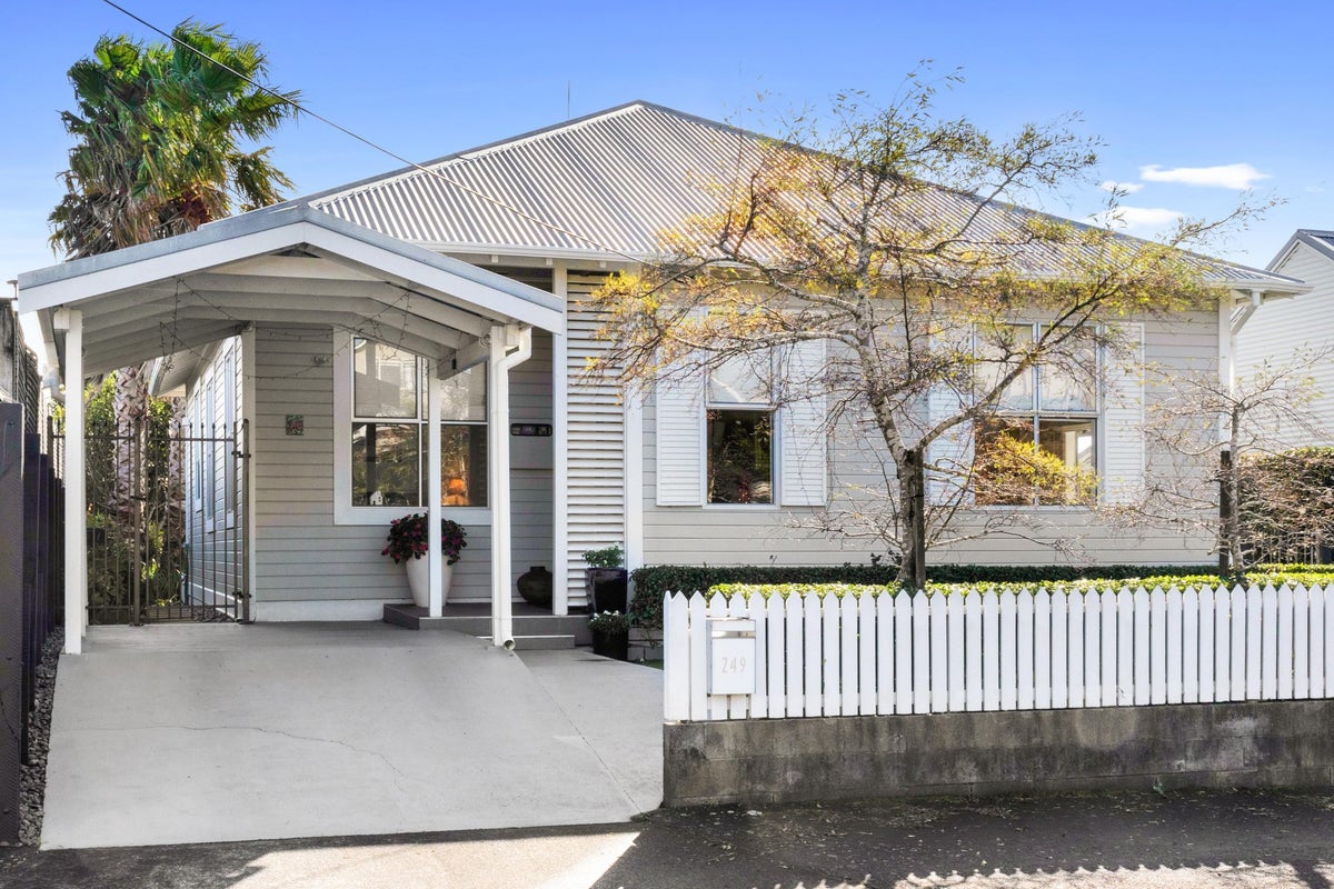 249 Courtenay Street, Strandon, New Plymouth - Carousel 1