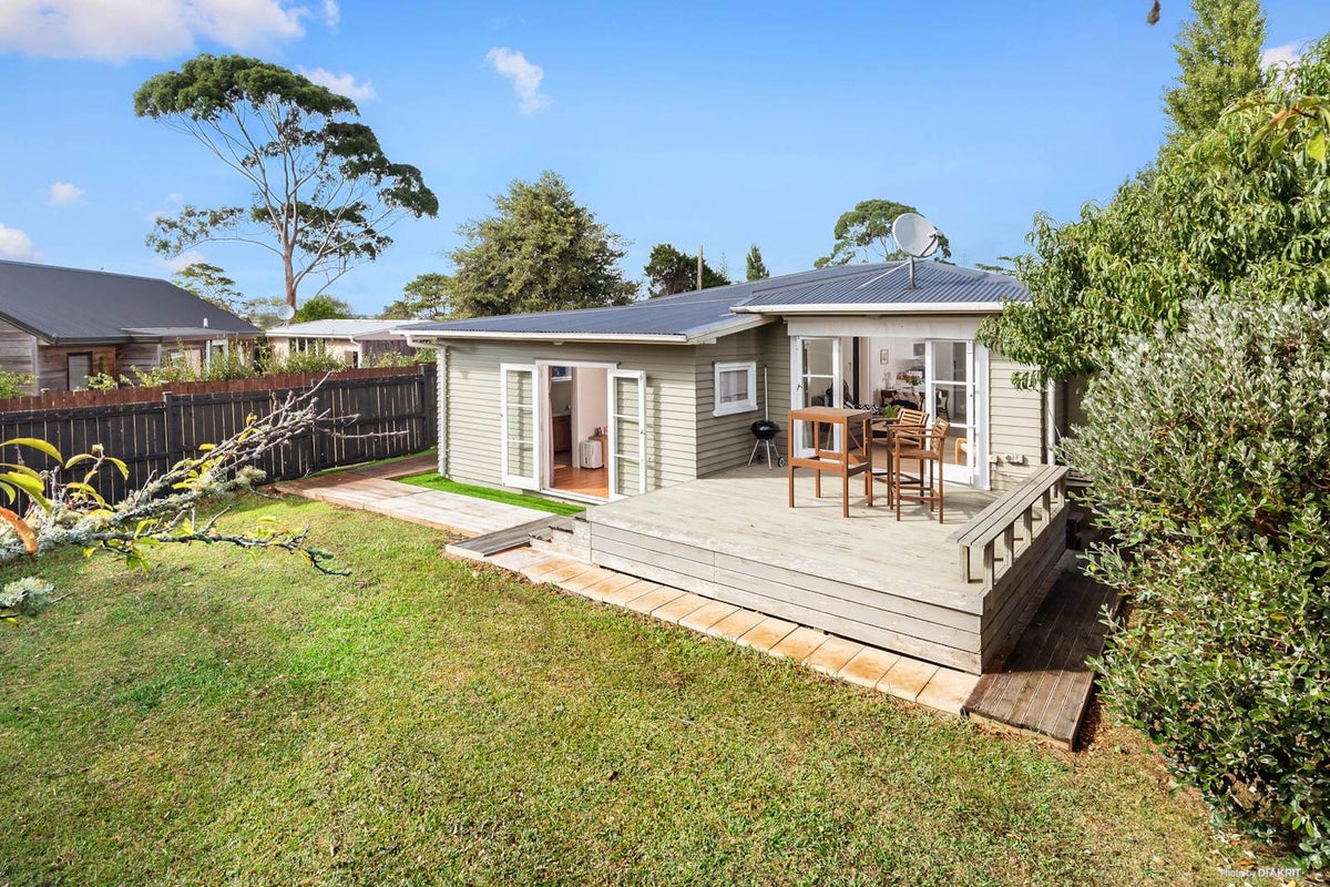 6 Ingleby Place, Kelston, Auckland - Carousel 1