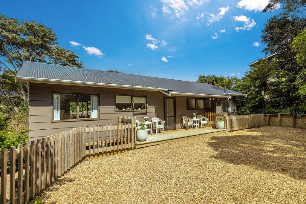 19 Bay Road, Ostend, Waiheke Island - Carousel 2