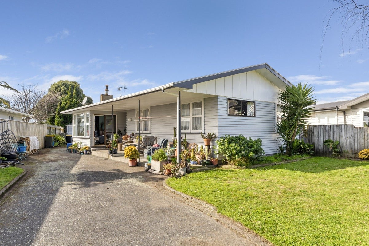 19 Mazengarb Road, Paraparaumu Beach, Paraparaumu - Carousel 1