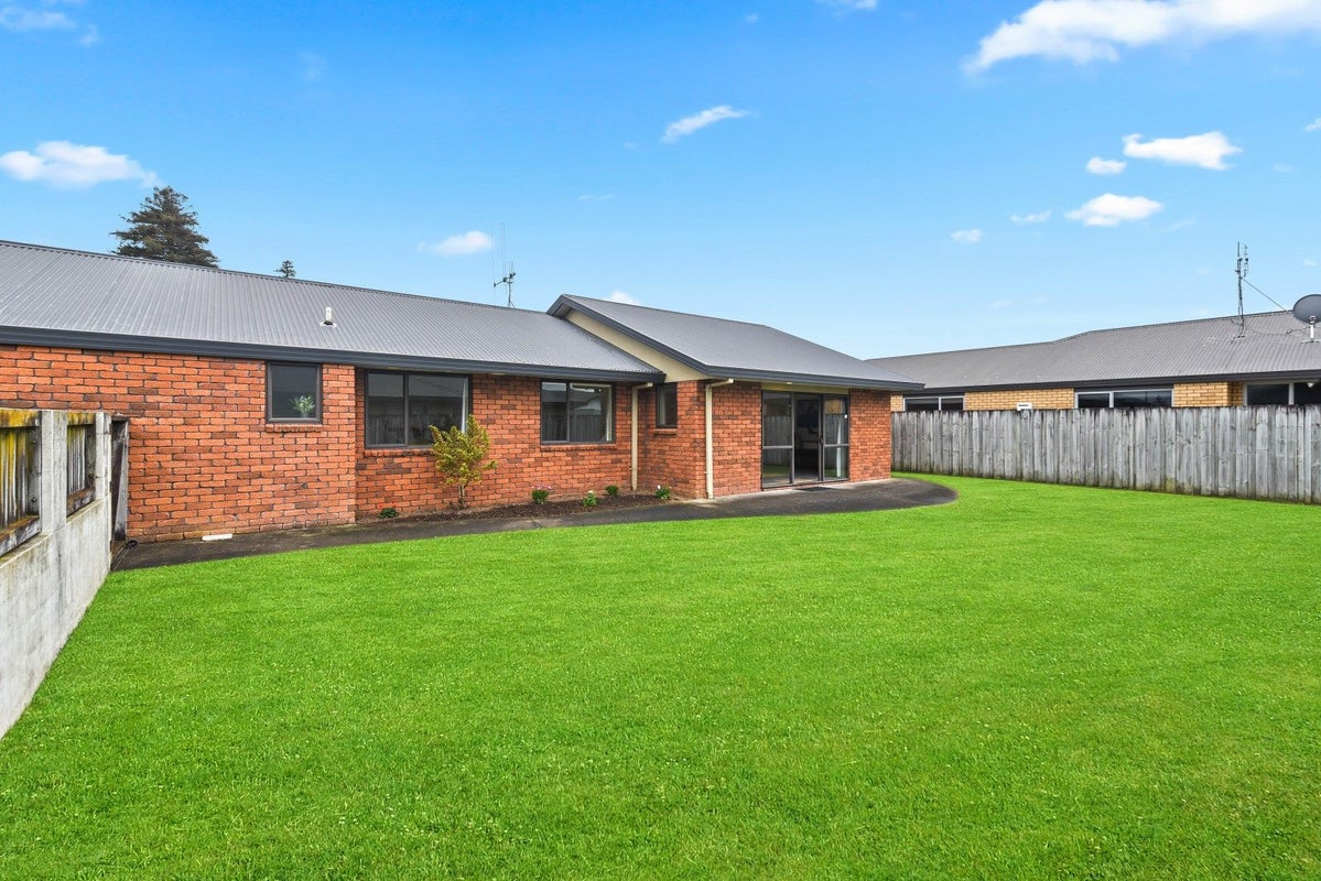 175 Old Farm Road, Hamilton East, Hamilton - Carousel 2