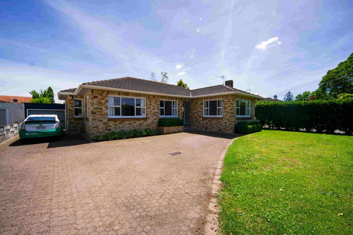 71 Brookfield Street, Hamilton East, Hamilton - Carousel 1