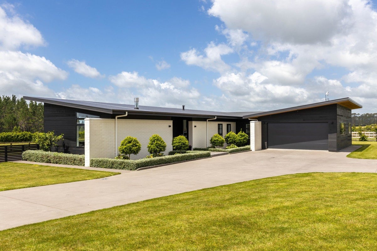13 Thomason Road, Egmont Village, New Plymouth - Carousel 1