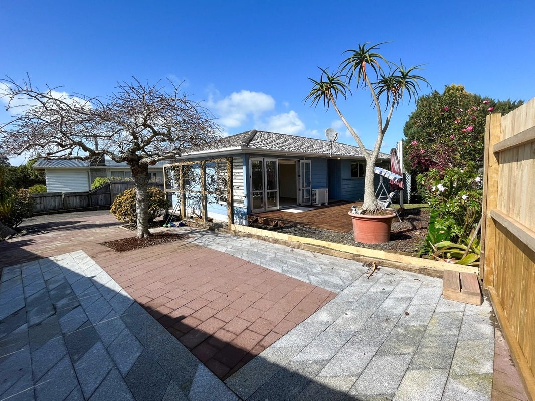 94 Lantana Road, Green Bay, Auckland - Carousel 1