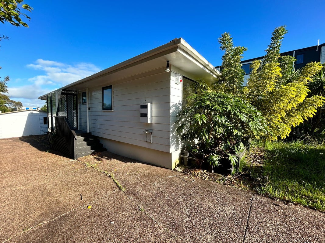 17 Tomintoul Place, Highland Park, Auckland - Carousel 13