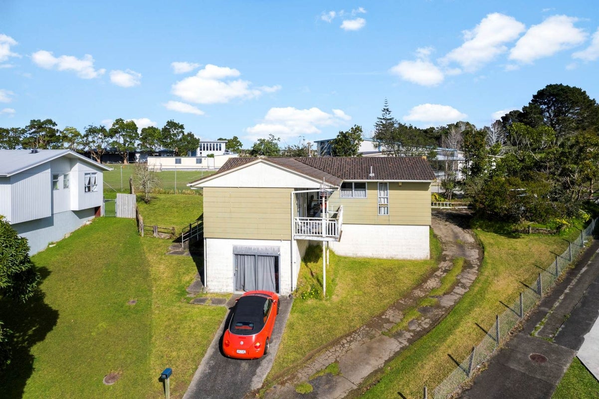 32 Tawavale Crescent, Totara Vale, Auckland - Carousel 1