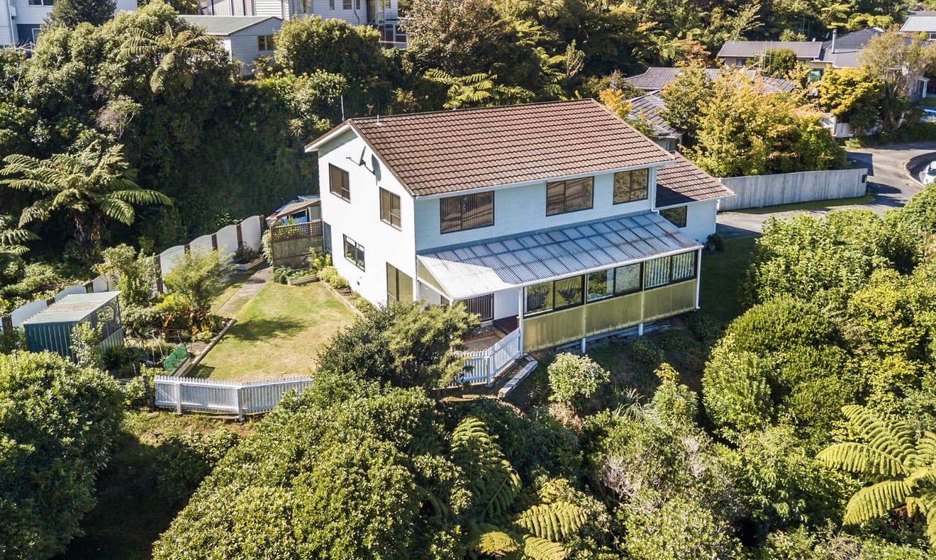 20 Zande Terrace, Tawa, Wellington - Carousel 1
