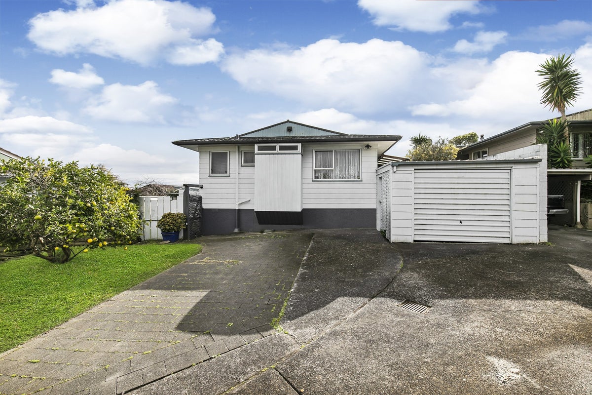 1/12 Chamade Place, Clover Park, Auckland - Carousel 1