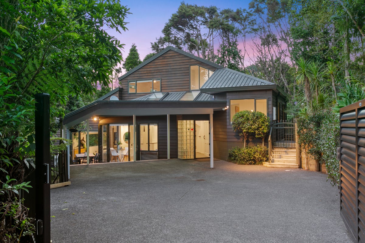 204 Godley Road, Titirangi, Auckland - Carousel 1