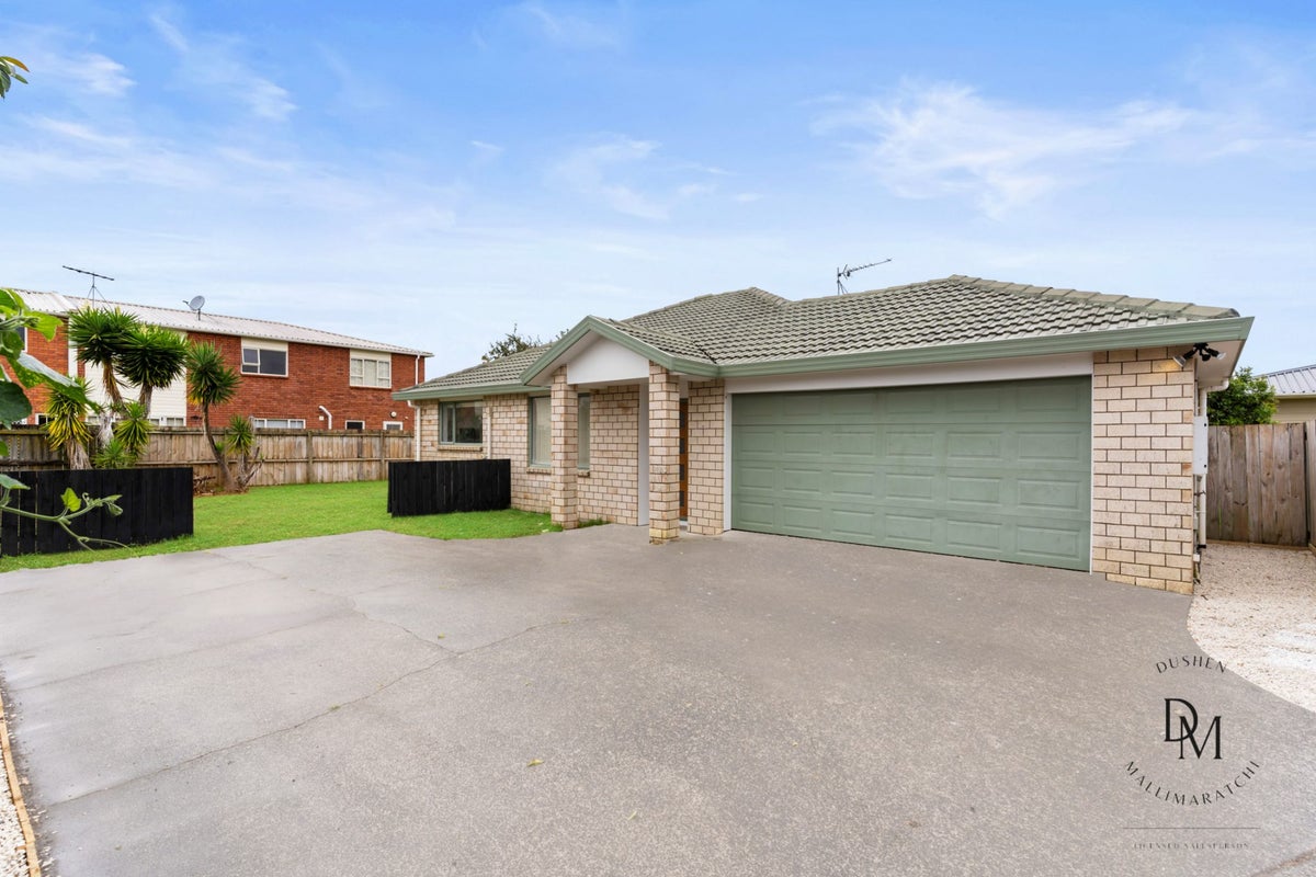 25 Piriti Place, Weymouth, Auckland - Carousel 1