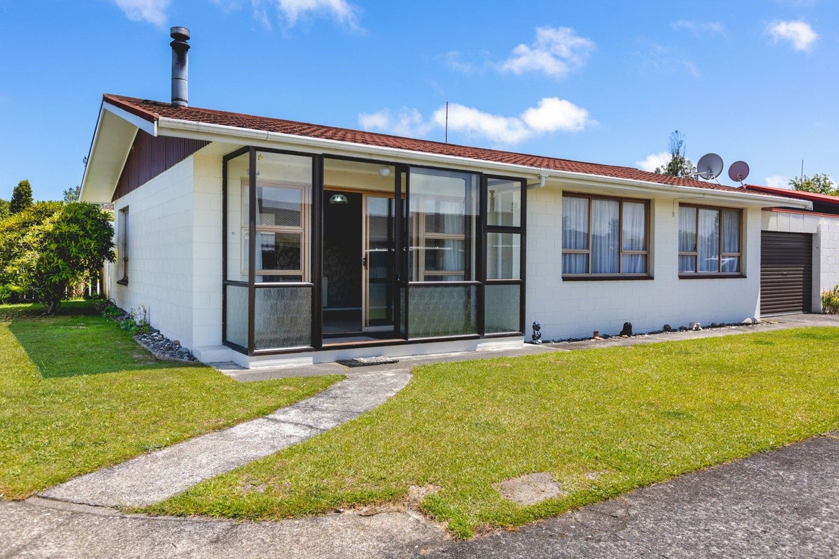 10 Kauri Street, Merrilands, New Plymouth - Carousel 1