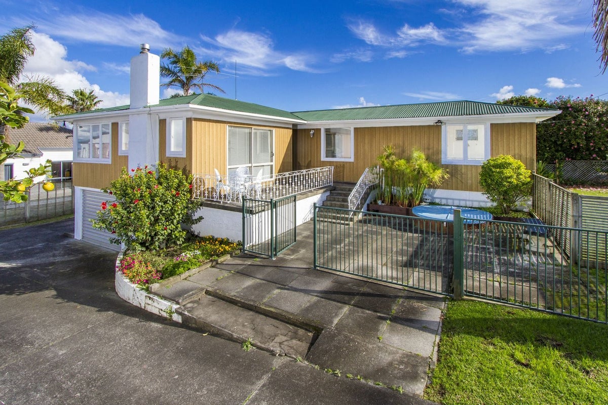 1/14 Knights Road, Rothesay Bay, Auckland - Carousel 2