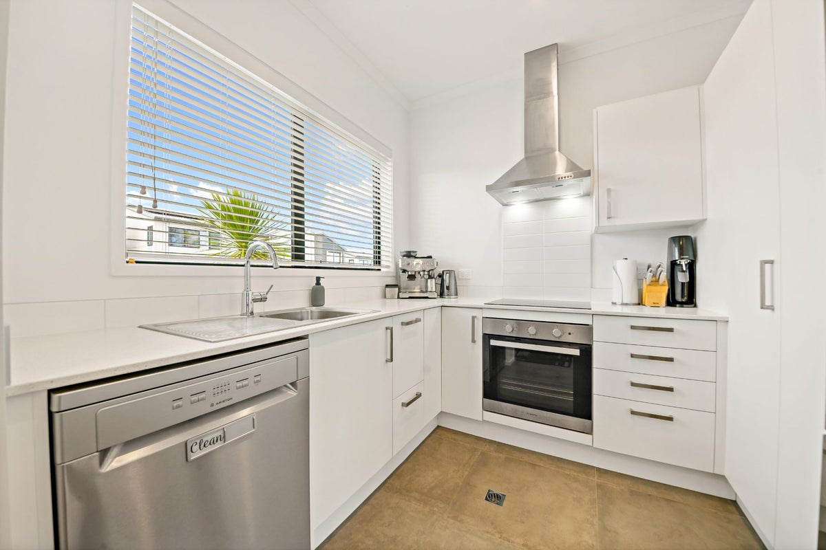 16 Raamuri Road, Glen Innes, Auckland - Carousel 2