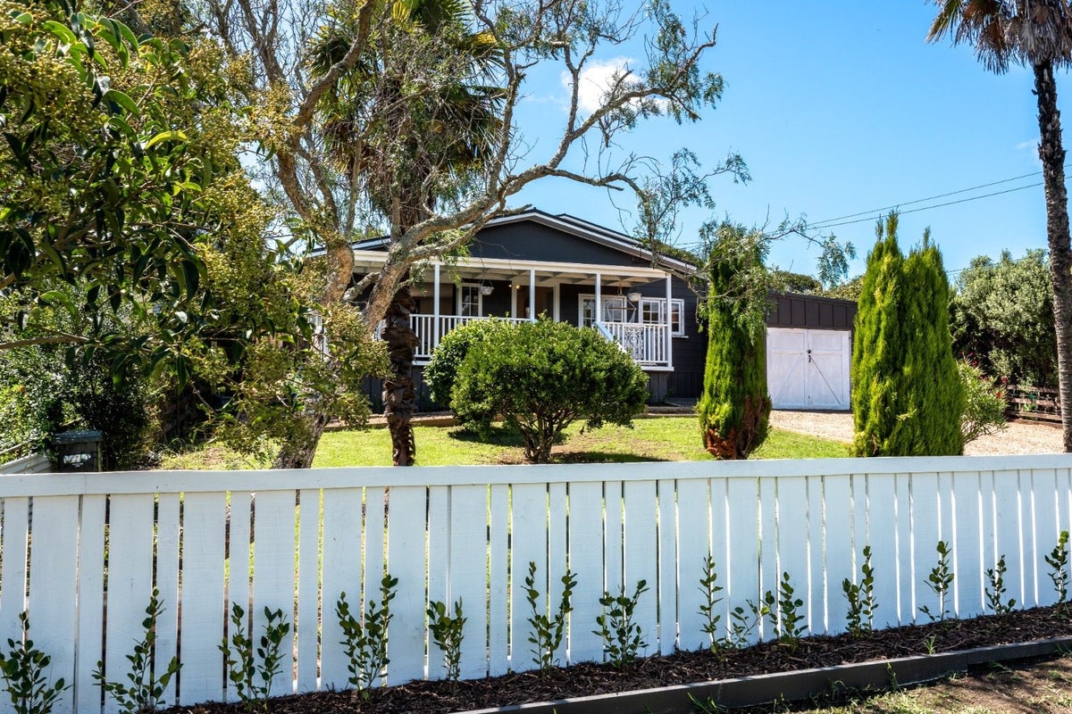 25 Alison Road, Surfdale, Waiheke Island - Carousel 1