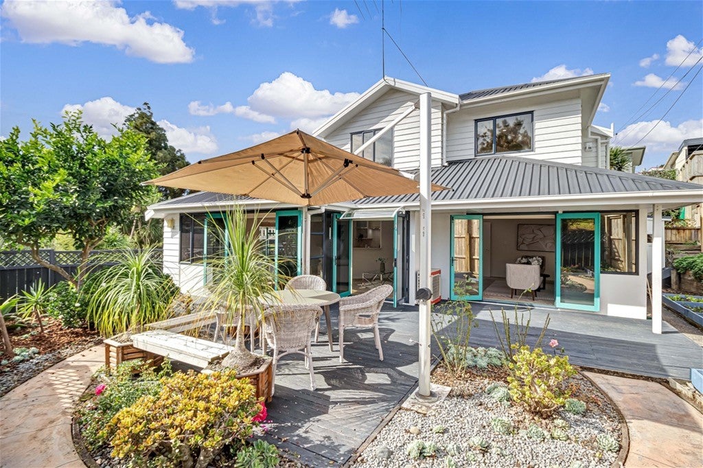 2/11 Clematis Avenue, Murrays Bay, Auckland - Carousel 1