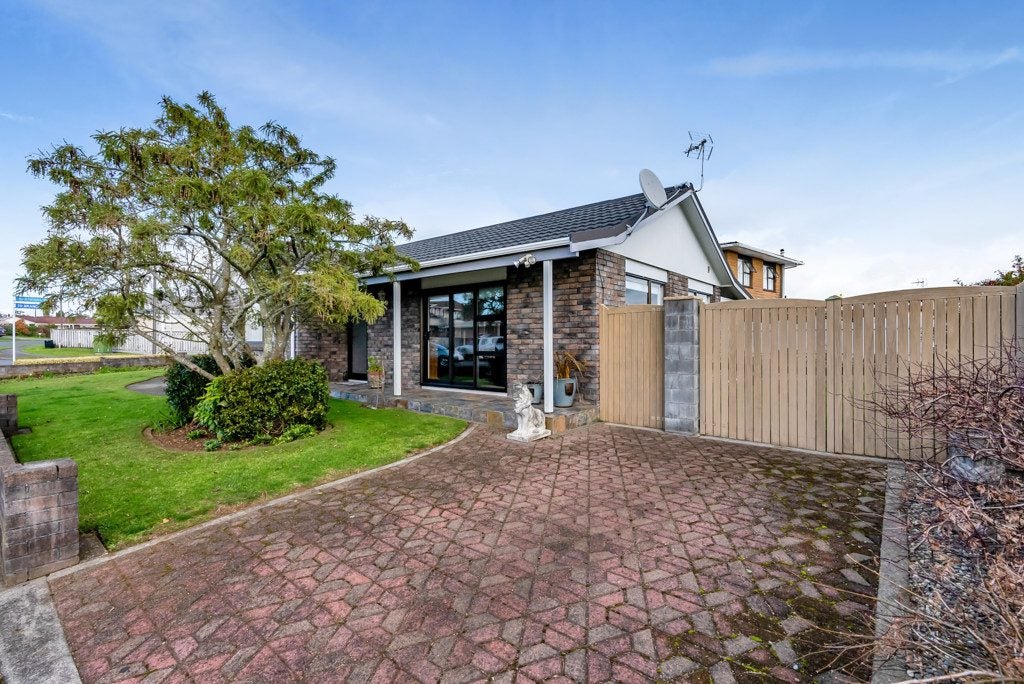 25 Puketotara Street, Highlands Park, New Plymouth - Carousel 1