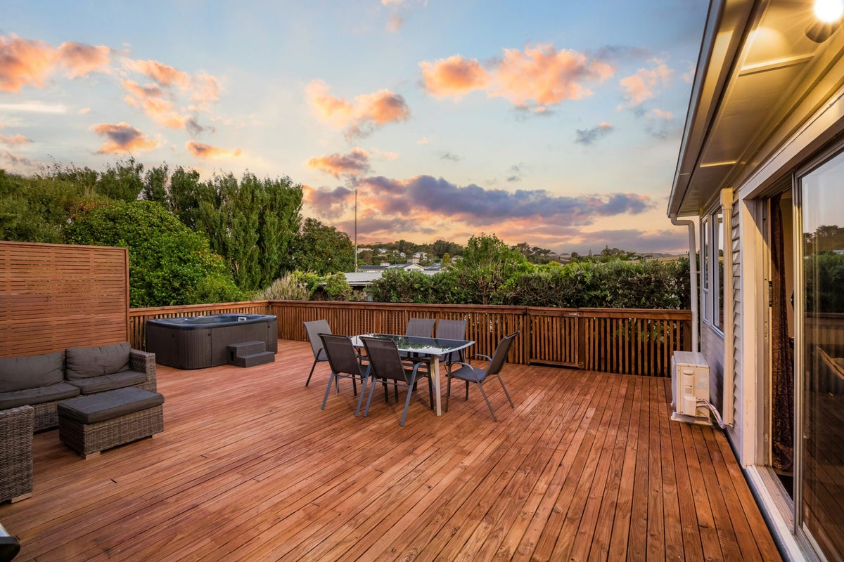 25 Kapiti Crescent, Titahi Bay, Porirua - Carousel 1