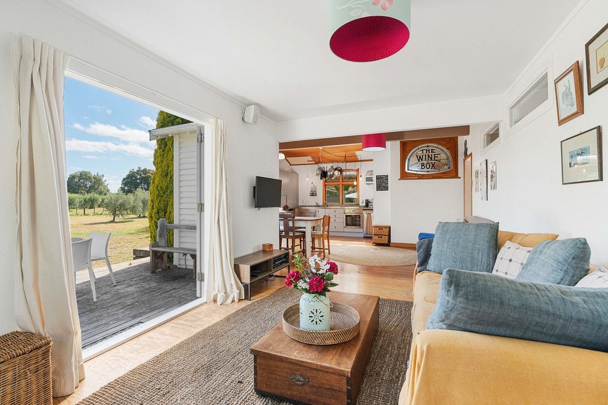 7 Hawkins Drive, Martinborough, Martinborough - Carousel 2