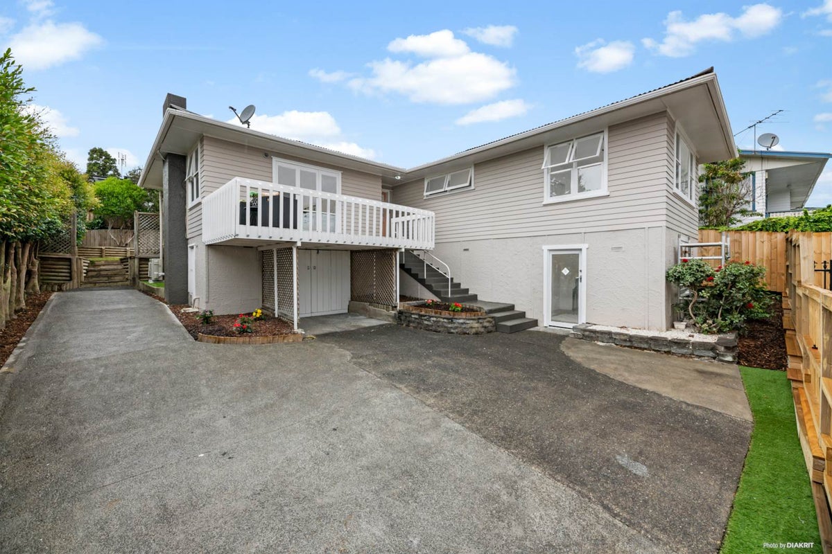 11 Wylie Avenue, Sunnynook, Auckland - Carousel 1