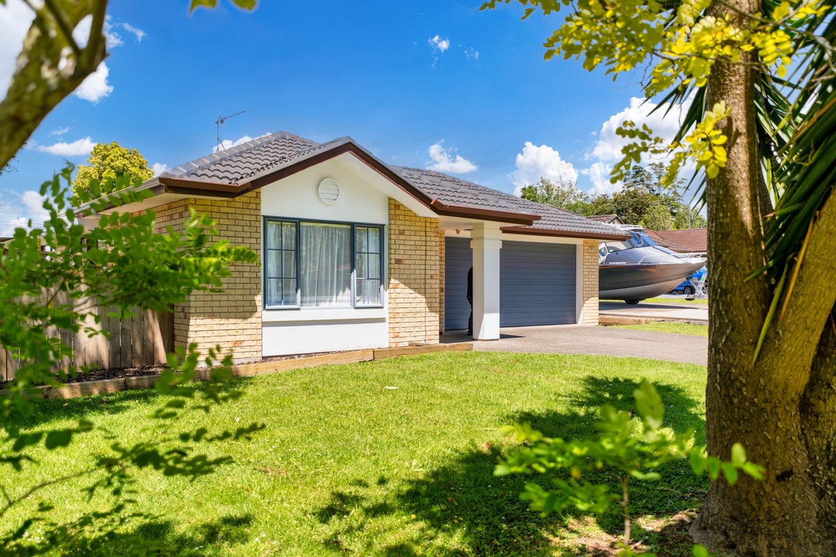 8 Avonglen Court, Wattle Downs, Auckland - Carousel 2