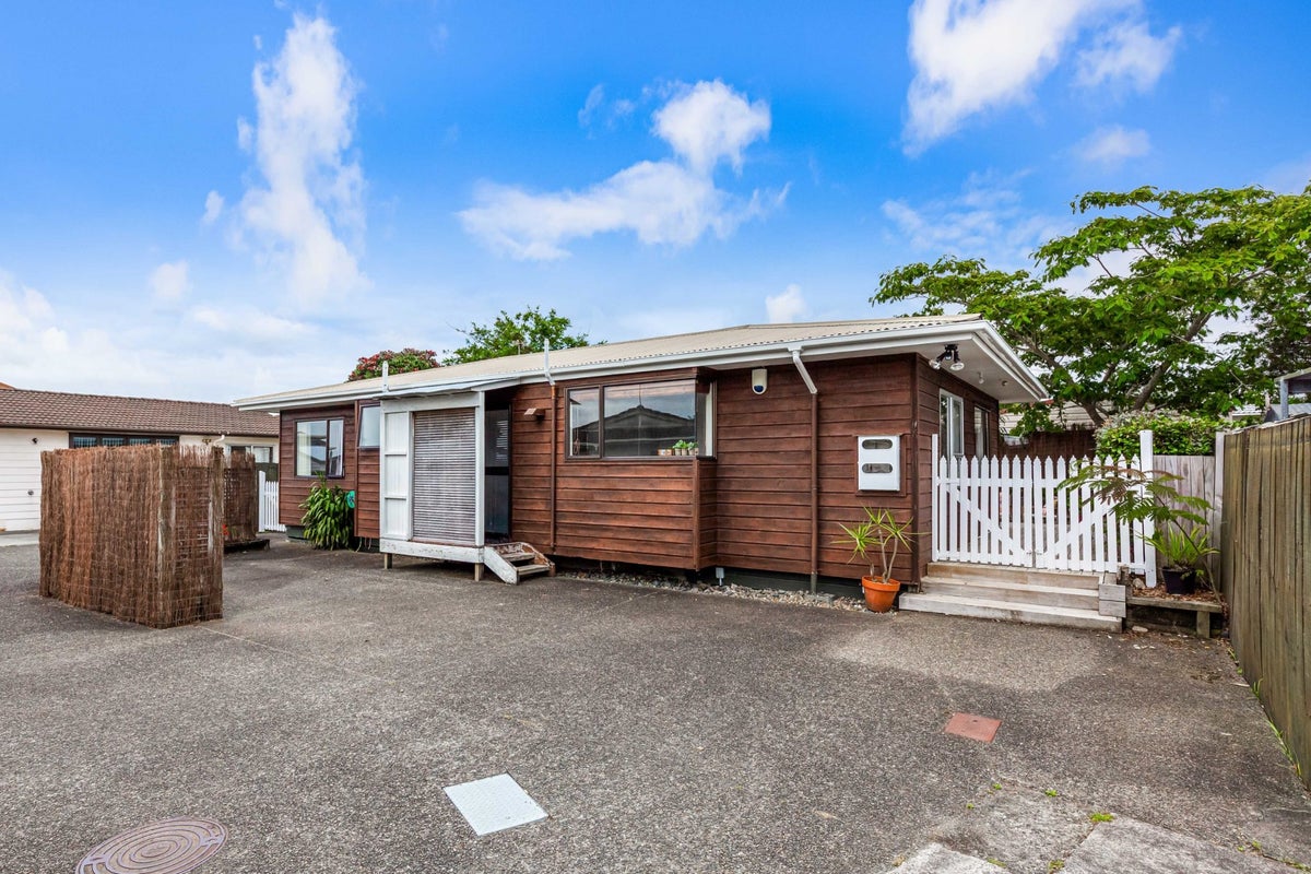 1/16 Glenhaven Place, Te Atatu Peninsula, Auckland - Carousel 2