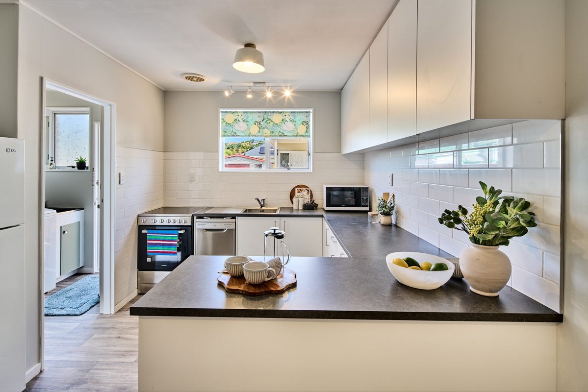 3/10 Rex Street, Miramar, Wellington - Carousel 1