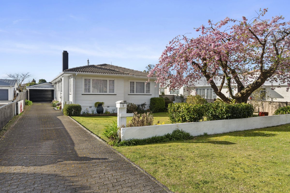 7 Holland Street, Glenholme, Rotorua - Carousel 1